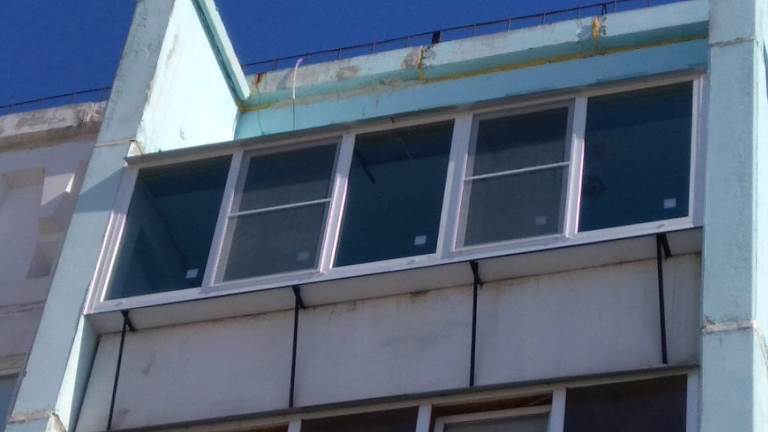 Остекление балкона на последней этаже