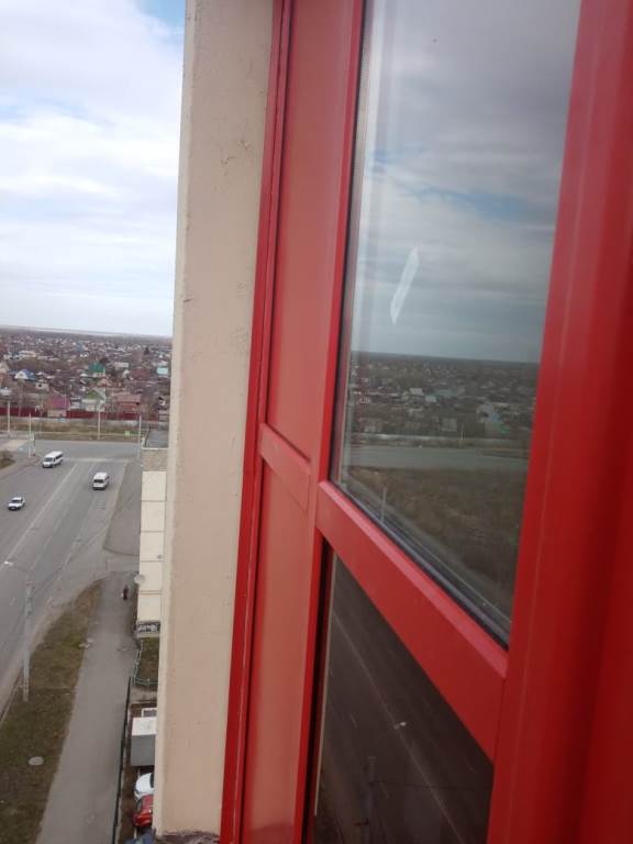 Остекление балкона с красным профилем