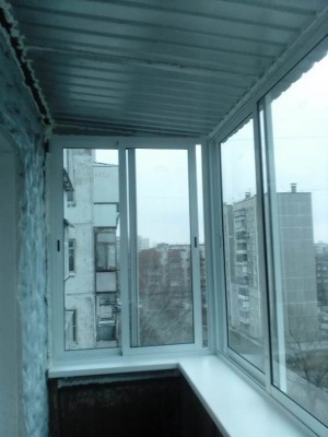 Остекление балкона с глухой стенкой