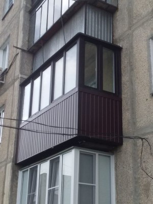 Остекление балкона с темной отделкой